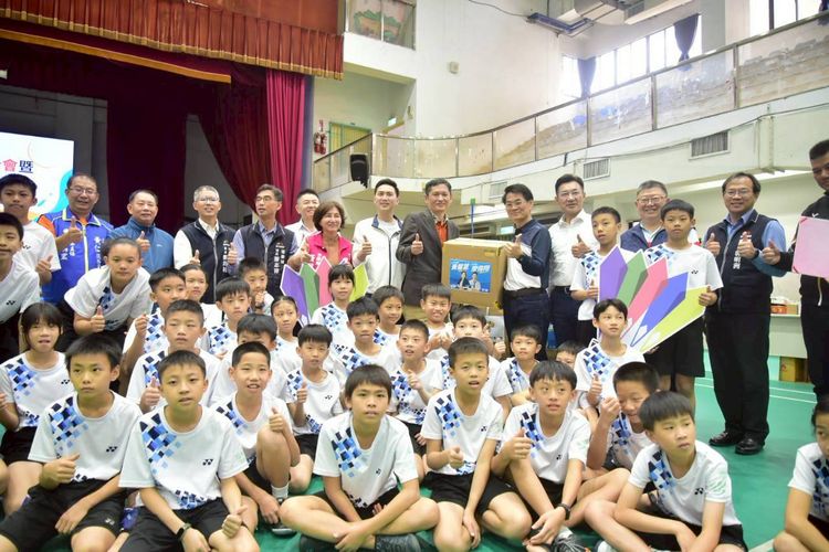 台中大鵬國小獲贈10箱羽球　他允諾全國賽奪冠再加碼15萬獎金