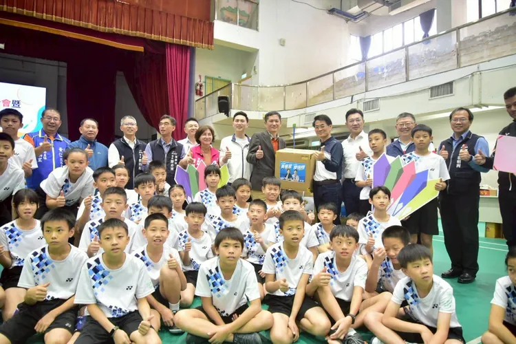 運彩公會聯合立委廖偉翔捐贈價值15萬元共3千顆羽球給大鵬國小，期勉他們在全國賽奪冠。民眾提供