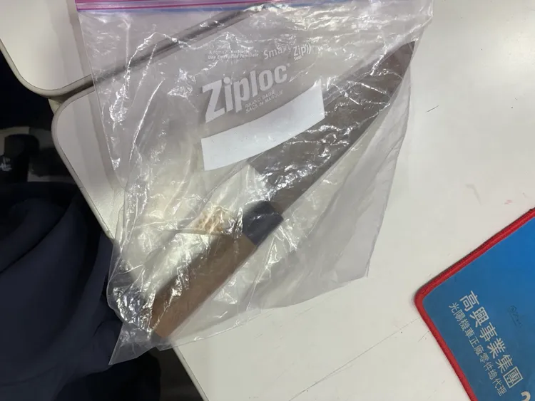 三重一对姊妹遭砍，酿成1死1重伤悲剧，凶手为二弟，为争家产而持菜刀下狠手。翻摄画面