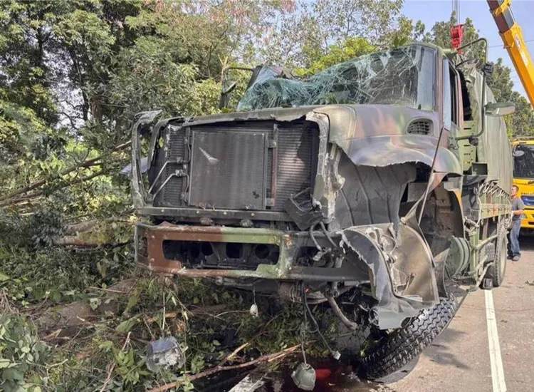 一部軍用卡車今早行經山上區台20線道路時，突然失控衝撞護欄、行道樹。翻攝照片