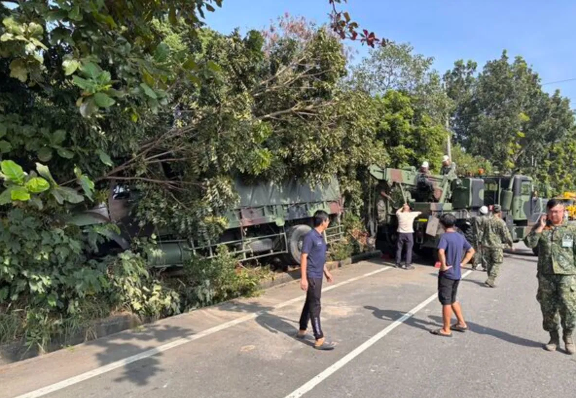 車上兩名士官輕傷，駕車的陳姓士官沒有酒駕，疑似恍神釀禍。翻攝照片