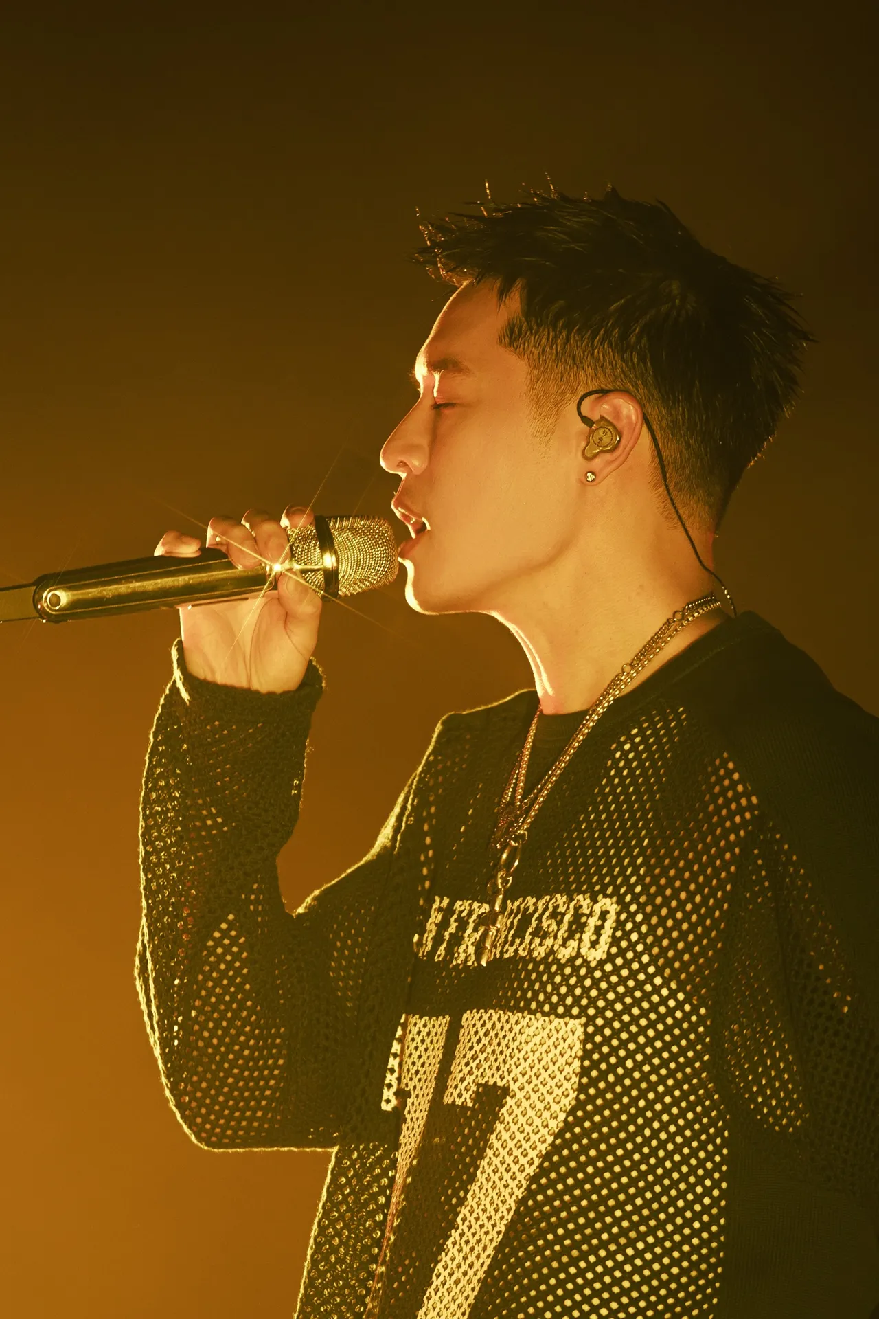 周湯豪全新搖滾概念專輯《LOVE RAGE HOPE》衝上iTunes熱門專輯榜第一名 。IMC Live Global提供