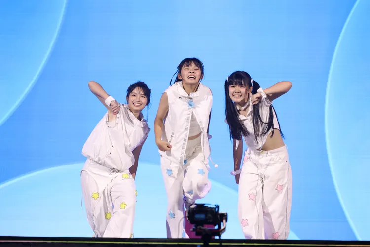 左左右右（右起）與海殷在台上熱舞。莊宗達攝