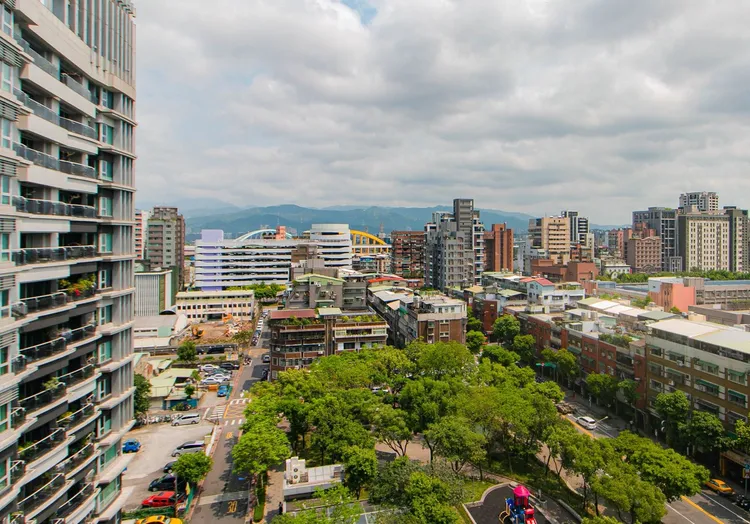 永庆比较台北市12行政区住宅大楼与公寓价差幅度，其中信义区价差最明显，逼近五成。永庆房产集团提供