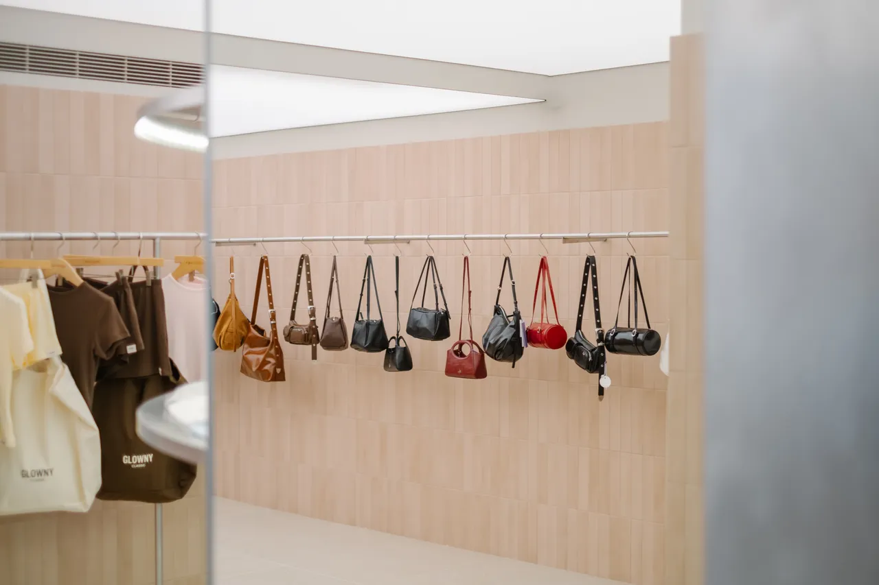 FINDKAPOOR包款以俐落線條、鮮明色塊與輕盈輪廓著稱。品牌提供