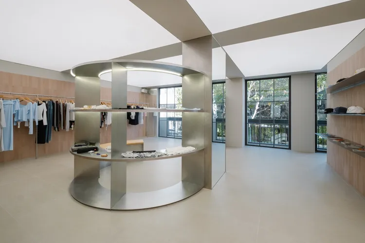 新店運用灰紅磁磚輔以細緻金屬絲紋質地，營造出都市女性的溫柔氣場。品牌提供