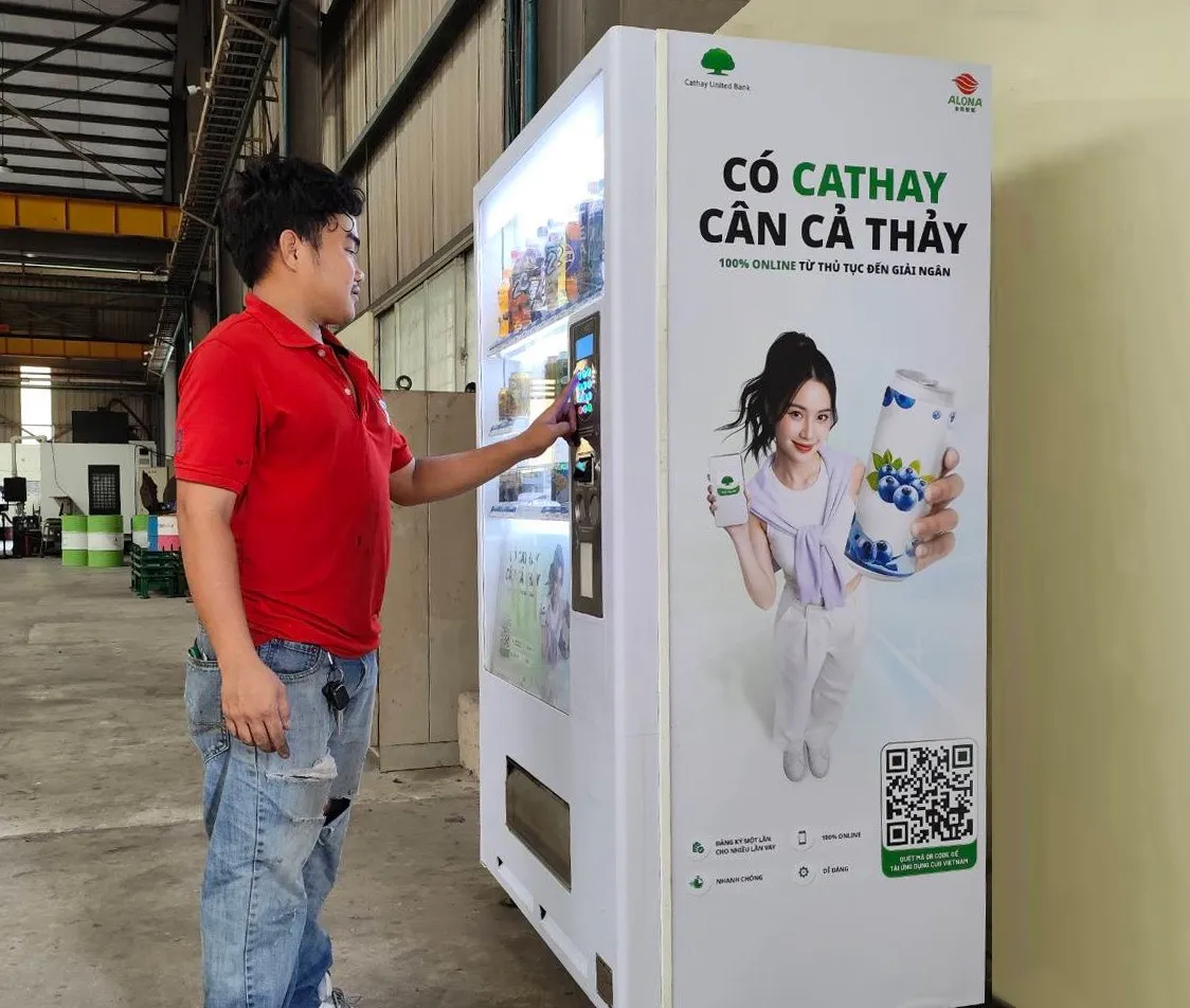国泰世华胡志明市分行携手金雨企业，透过自动贩卖机广告推广「CUB Vietnam App」数位信贷服务，为合作厂区基层员工提供安全且便利的金融解决方案，展现台湾企业联手深耕越南的创新力。国泰世华银行提供