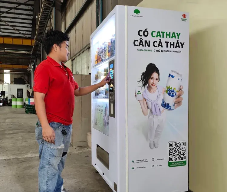 國泰世華胡志明市分行攜手金雨企業，透過自動販賣機廣告推廣「CUB Vietnam App」數位信貸服務，為合作廠區基層員工提供安全且便利的金融解決方案，展現台灣企業聯手深耕越南的創新力。國泰世華銀行提供