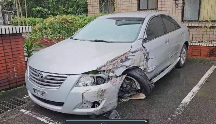 強大衝擊力導致銀色轎車出現嚴重損毀。翻攝照片