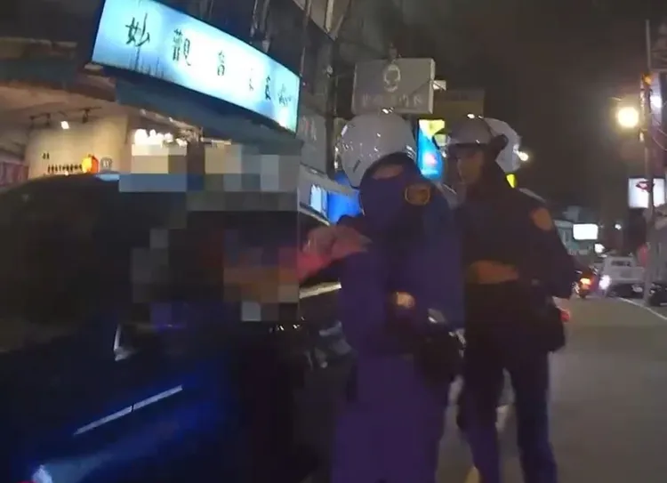 支援警力趕來協處。楊梅警分局提供