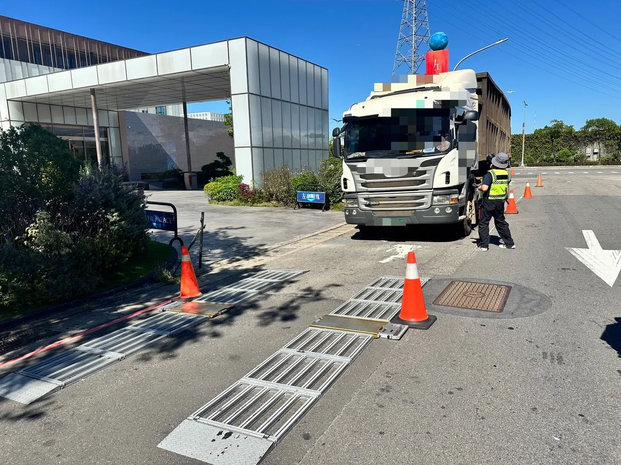 中和警运用「活动式地磅」在大型车经过的热门路段机动拦查。翻摄画面