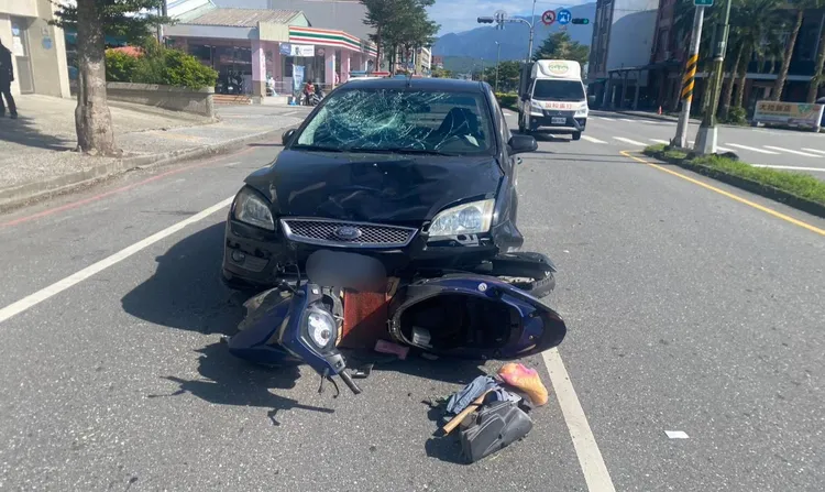 池上鄉今天發生一起汽車擦撞機車事故。警方提供