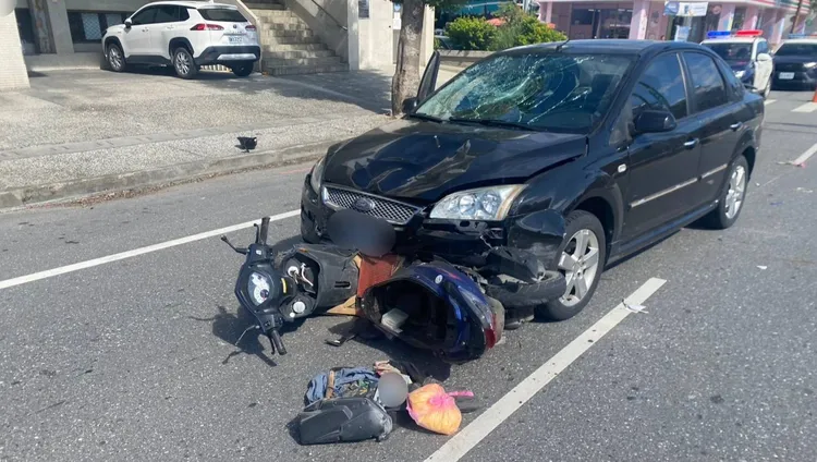 老翁彈飛汽車前擋風玻璃後倒地傷重不治。警方提供