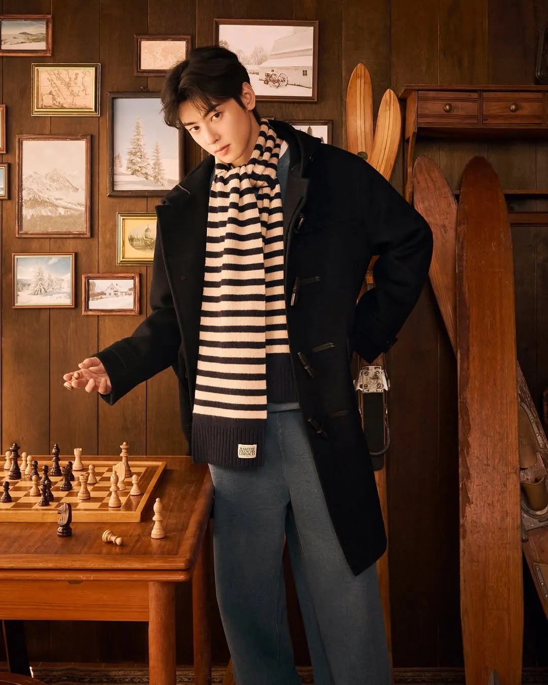 车银优以牛角扣大衣搭配运动套装。翻摄marithe_kr IG