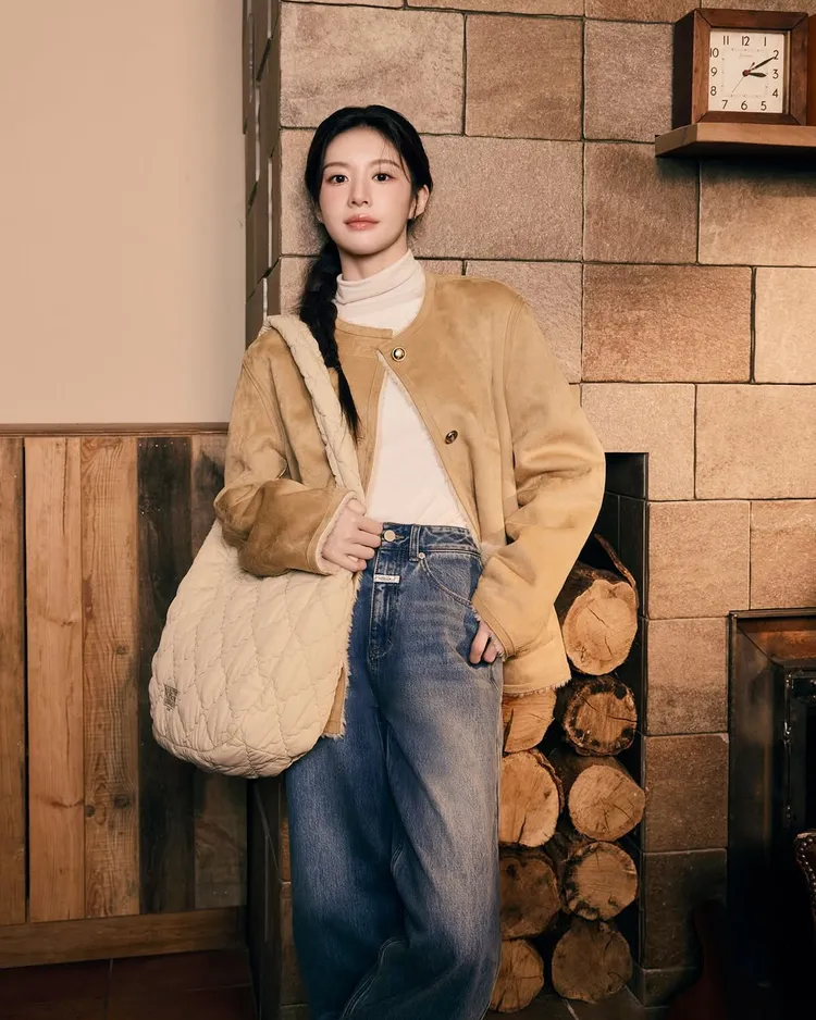 高允貞以麂皮羊羔毛外套搭配牛仔褲，穿出簡約洗練感。翻攝marithe_kr IG