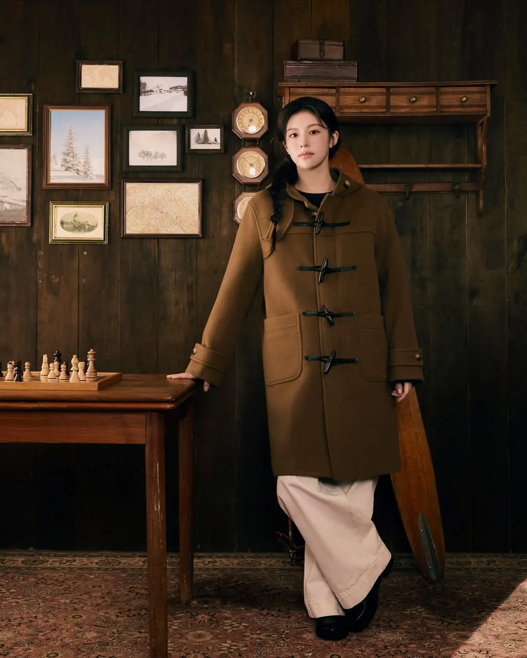 高允贞同样换上牛角扣大衣，与车银优的造型相互呼应。翻摄marithe_kr IG
