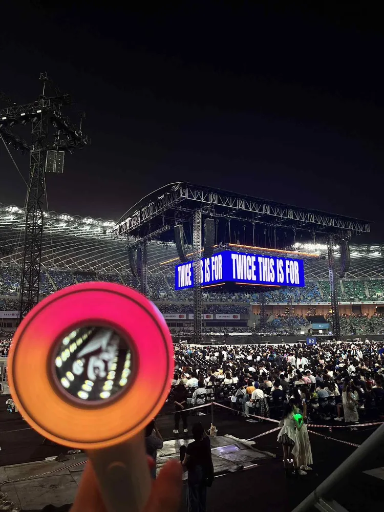 許多來自海外的 TWICE 粉絲，也特地搭機飛到高雄朝聖演唱會。讀者提供