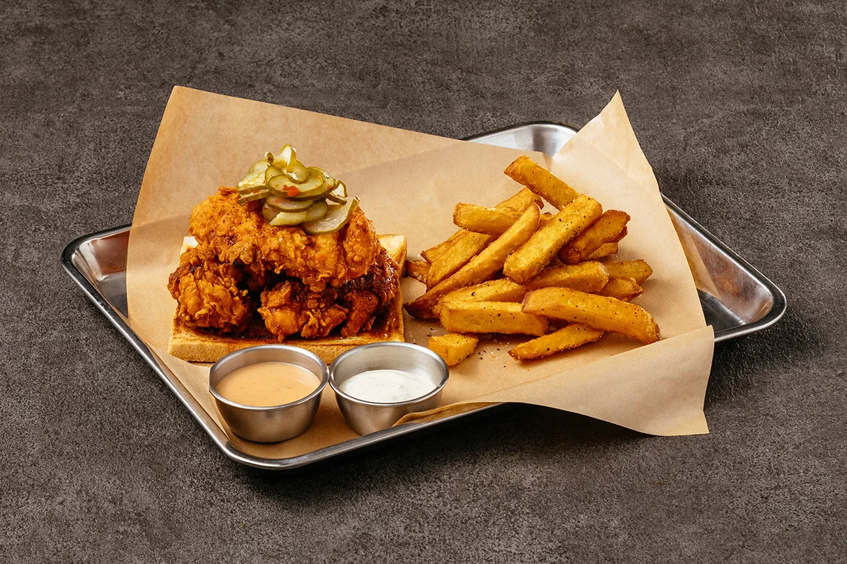 纳许维尔辣味炸鸡(460元)外酥内嫩，香辣过瘾。业者提供