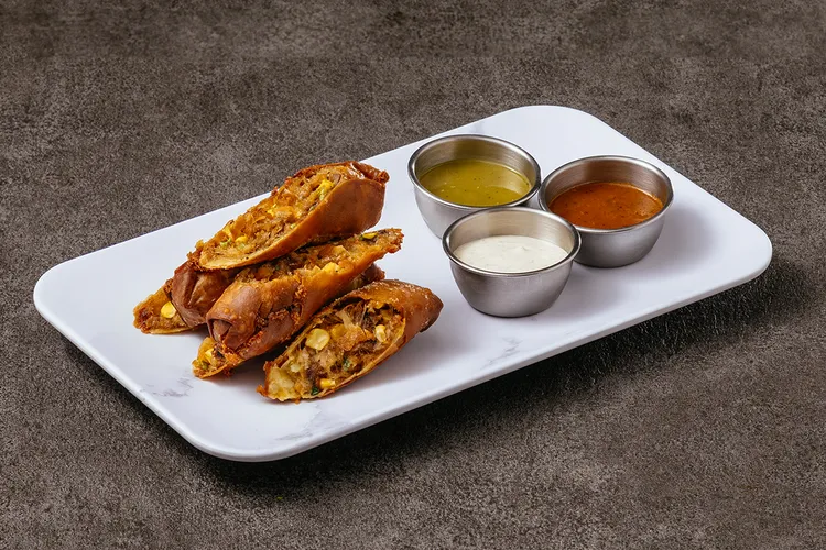 酥炸豬肉起司捲(420元)酥脆外皮包裹墨西哥風味內餡，搭配特製沾醬，是派對聚會的完美開胃菜。業者提供