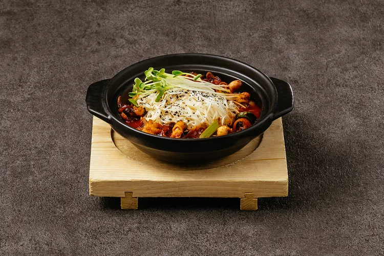 火辣章魚麵(460元)，細麵的Q彈口感，融合甜辣小章魚的鮮香滋味，令人食指大動。業者提供