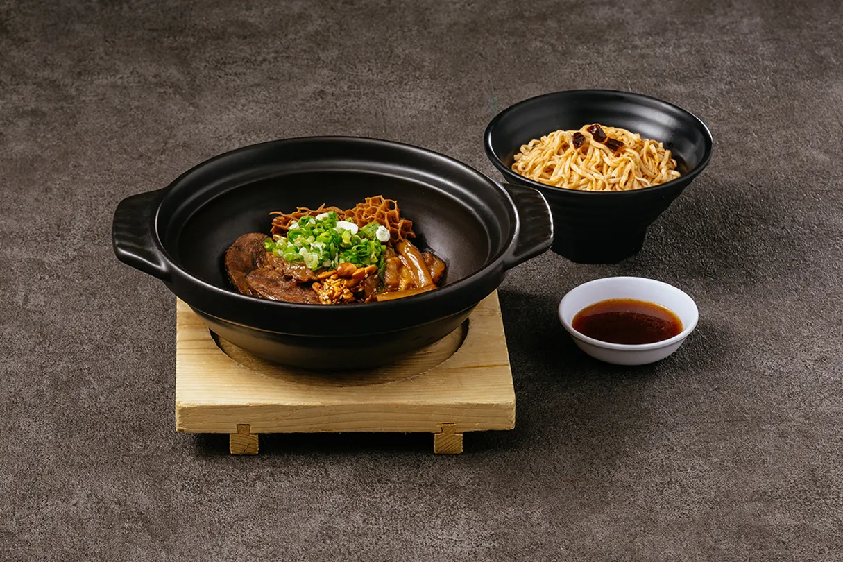 江振诚新推出的香辣牛肉干拌面(485元)，以牛腱、牛筋、牛肚组成的牛三宝为基底，搭配特制麻辣酱与香辣五仁酱，呈现鲜明而富层次的辛香风味。业者提供