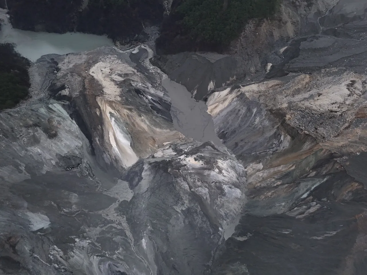 马太鞍溪右岸边坡有发生土石崩塌堆积在原本的流路上，阻碍水流形成堰塞湖。林保署花莲分署提供