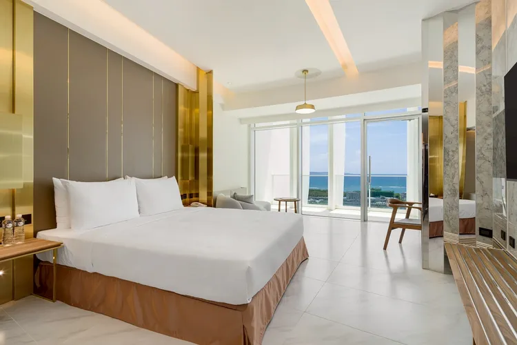 房型以溫潤柔和的色調搭配淡雅木質與暖金色元素，營造微奢的精品質感。易遊網提供