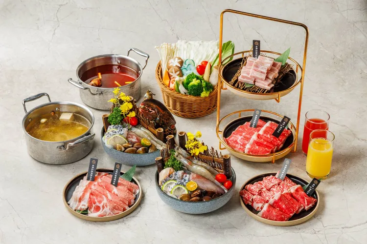 晚餐安排於飯店主餐廳「老丸家EX極致鍋物」享用，嚴選嘉楠集團的優質肉品與屏東在地直送的蔬食。易遊網提供