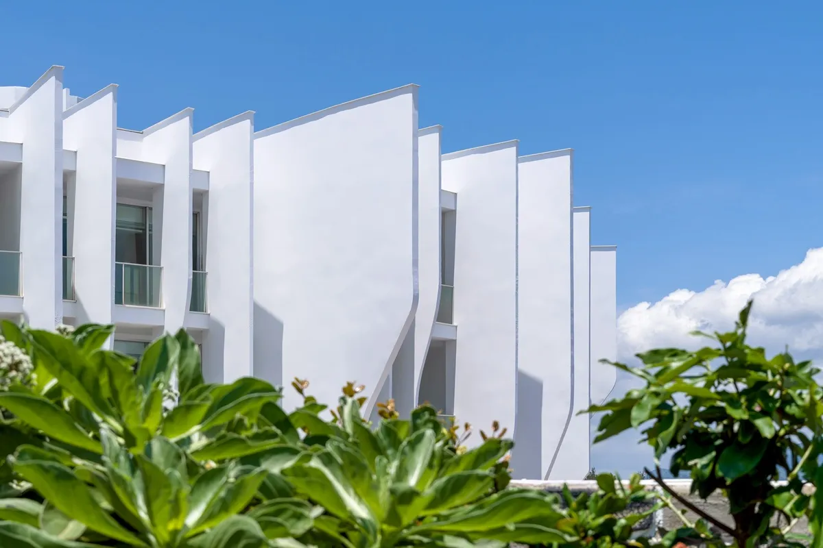 「風華渡假酒店－墾丁館」的建築設計透過潔白牆面錯落交疊與線條語彙，打造吸睛亮眼的全新地標。易遊網提供