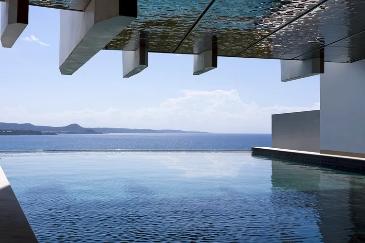 飯店內擁有絕美無邊際泳池，呈現彷彿與海面相接的視覺延伸。易遊網提供