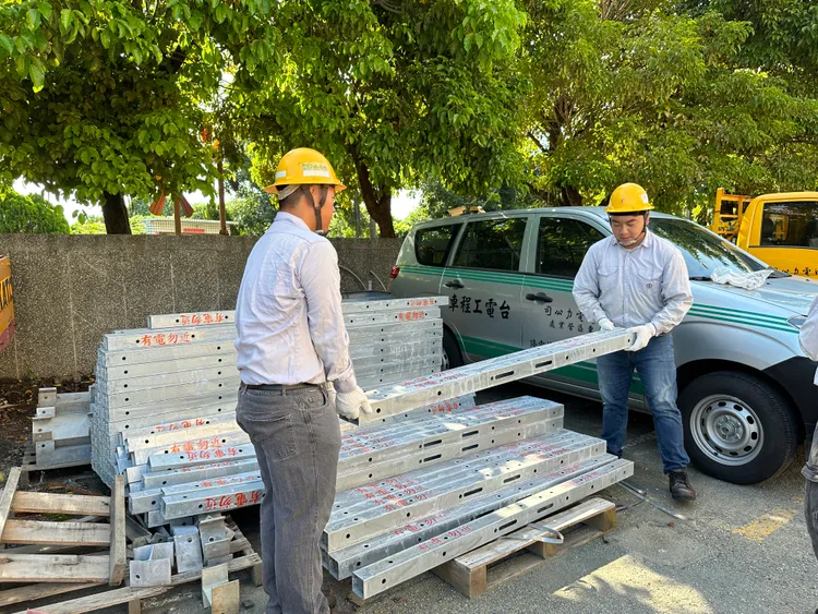 台電搶修人員已事先整備防颱的材料及機具。翻攝畫面