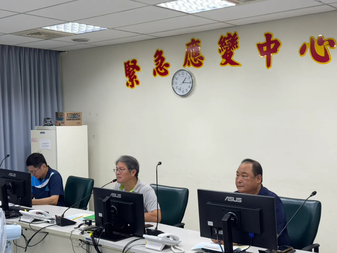 台电屏东区处召开凤凰台风前整备会议，处长仇忠铭（中）、业务副处长邱煜斌（右）、电务副处长江秉忠（左）出席。翻摄画面