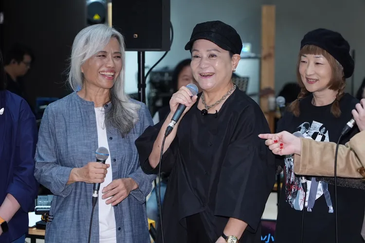 邰肇玫罹癌治疗后首露面。娱乐中心摄