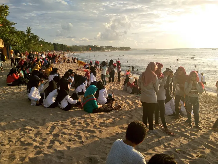 滿滿都是人的峇厘島海灘。X