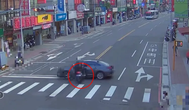 陈姓汽车驾驶马路中间大回转，导致机车骑士煞车不及，直接拦腰撞上，造成2人受伤。翻摄画面