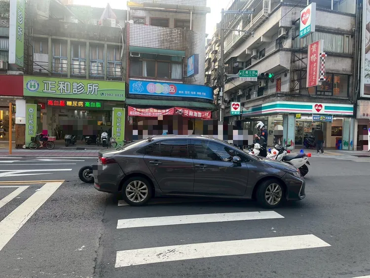 汽車與機車突如其來的碰撞巨響，也嚇壞一旁正在等公車的民眾。翻攝畫面