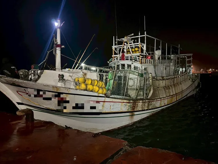凤凰台风来袭，台南市政府10日17时30分发布禁制令，却仍有渔船要离港回收渔具，违反《灾害防救法》规定。翻摄照片