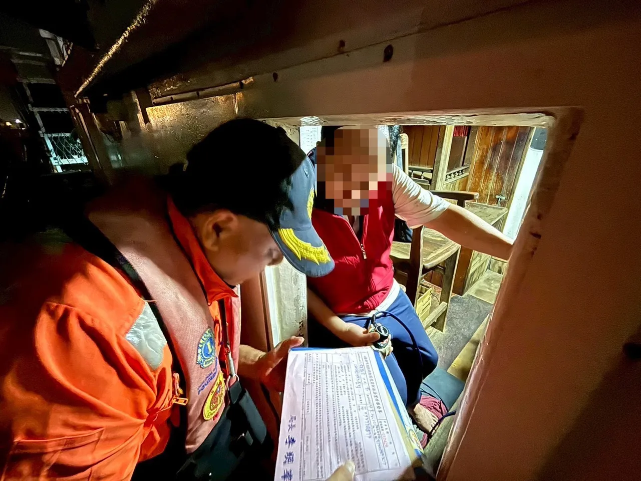 安平商港安检所人员将渔船拦下，并依法开单举发，后续函送南市府裁罚。翻摄照片