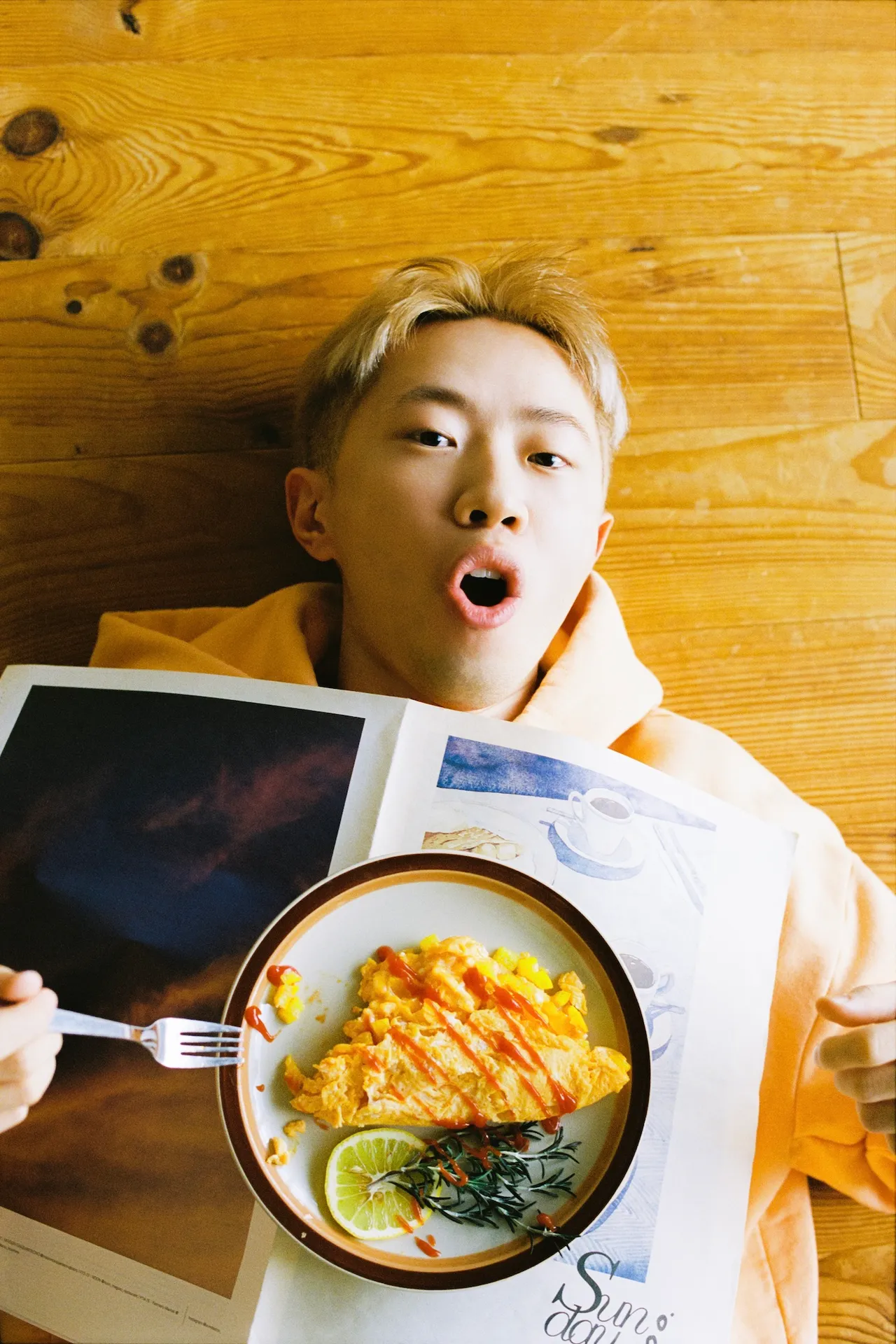 郑兴一日五场景十造型拍到脚抽筋。好的秋工作室提供