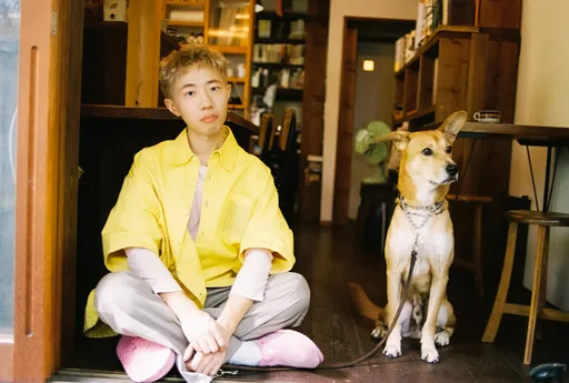 郑兴携金曲制作群寻找自我　获摄影大师川岛小鸟笑封「文青小王子」