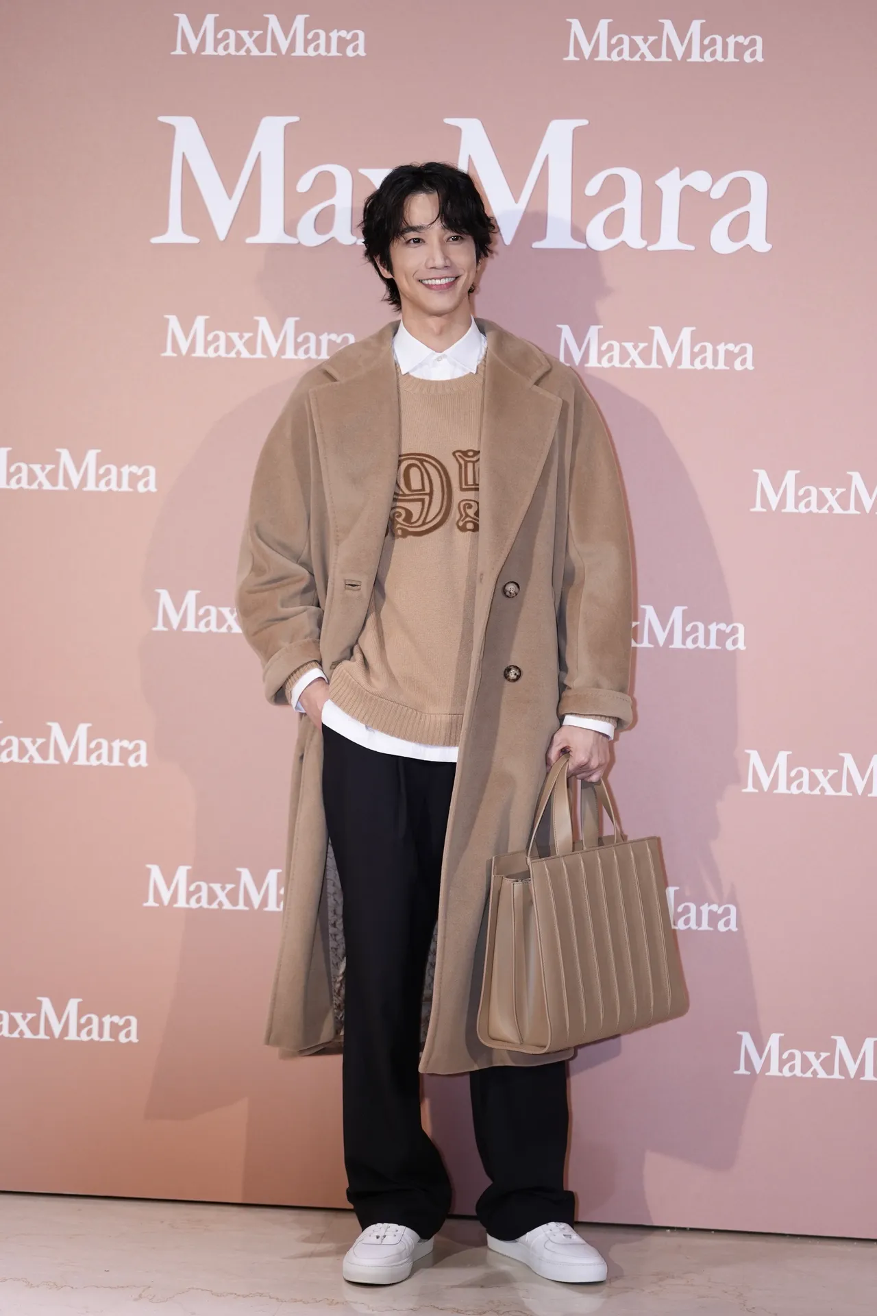 刘以豪换上驼色喀什米尔羊毛的101801大衣，笑说「很想拥抱的感觉」。彭欣伟摄