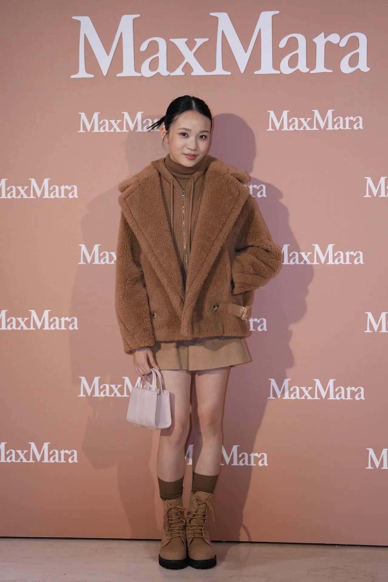 林品彤以短版外套、短裤展现青春氛围。彭欣伟摄