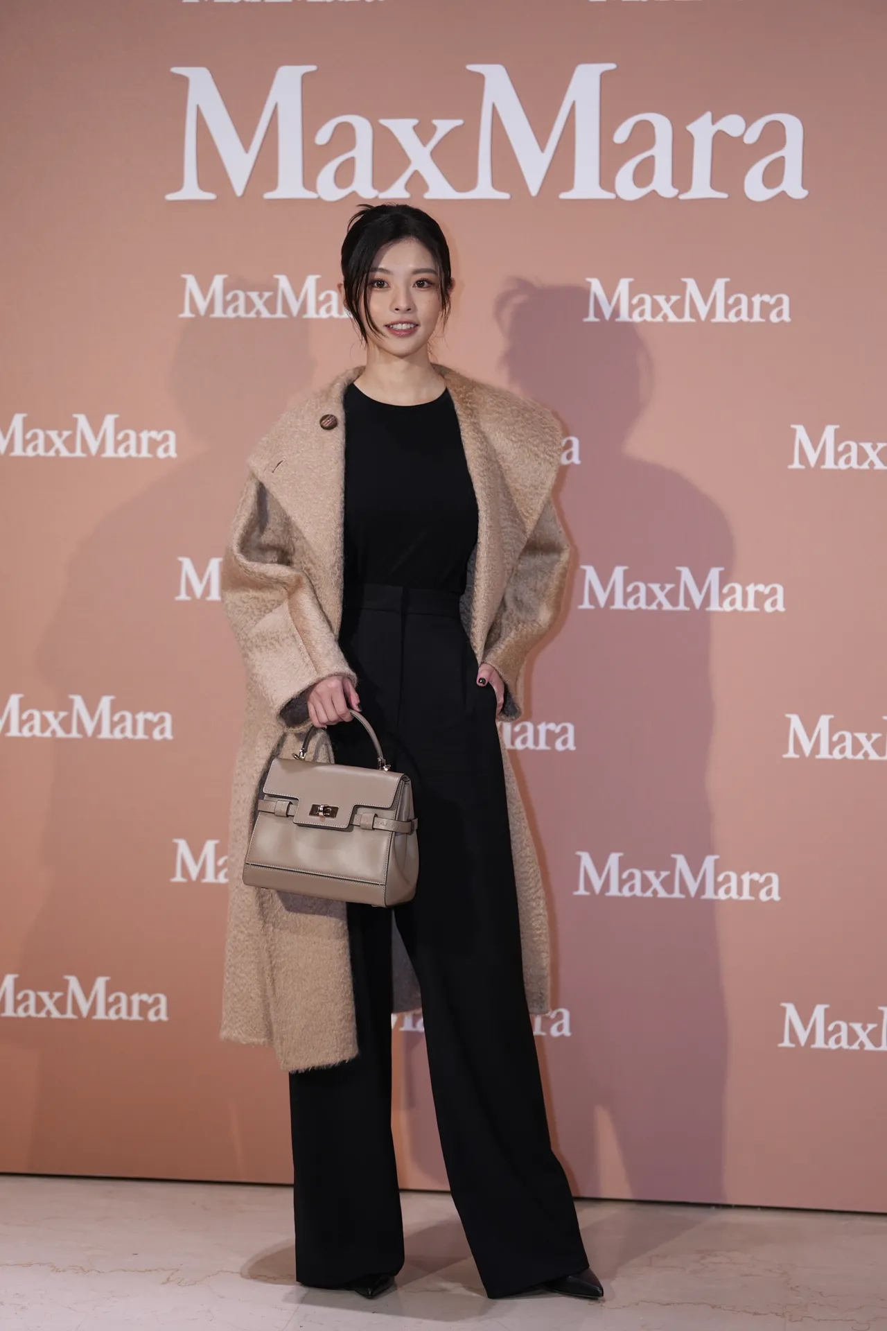 詹子萱穿著的Atelier大衣，以自然垂坠轮廓勾勒出优雅氛围。彭欣伟摄