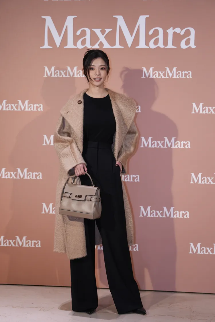 詹子萱穿著的Atelier大衣，以自然垂墜輪廓勾勒出優雅氛圍。彭欣偉攝