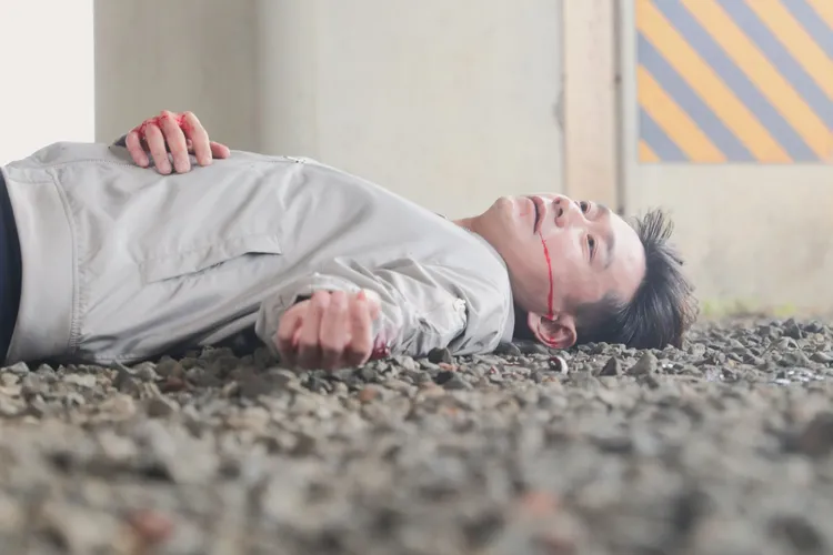 陈家逵躺地演出惨死桥段险失温。民视提供