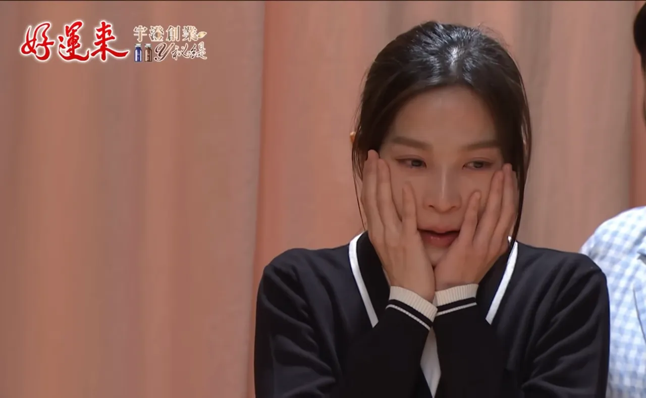 楚宣太入戏不慎把陈家逵要出床。民视提供