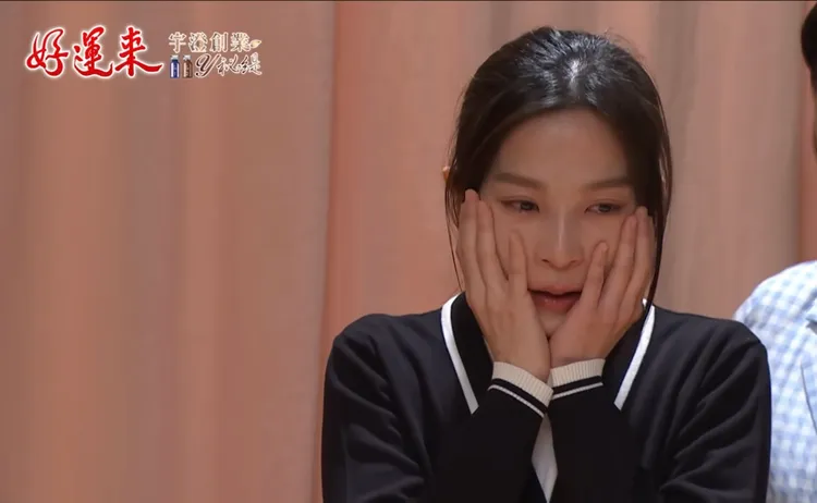 楚宣太入戲不慎把陳家逵要出床。民視提供