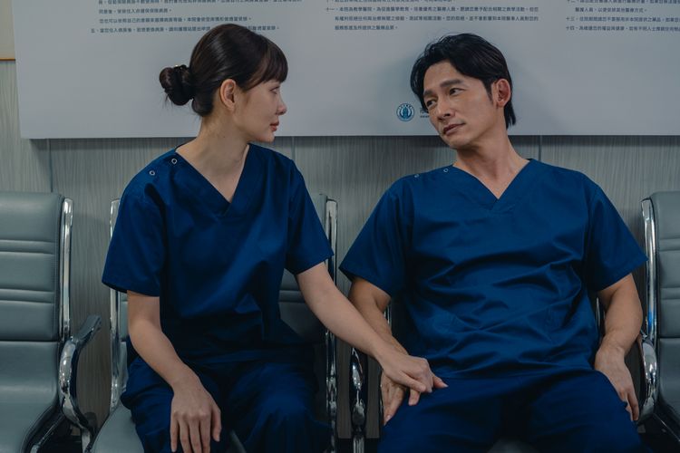 温昇豪躺整形手術台　最美護理師陪伴治癒