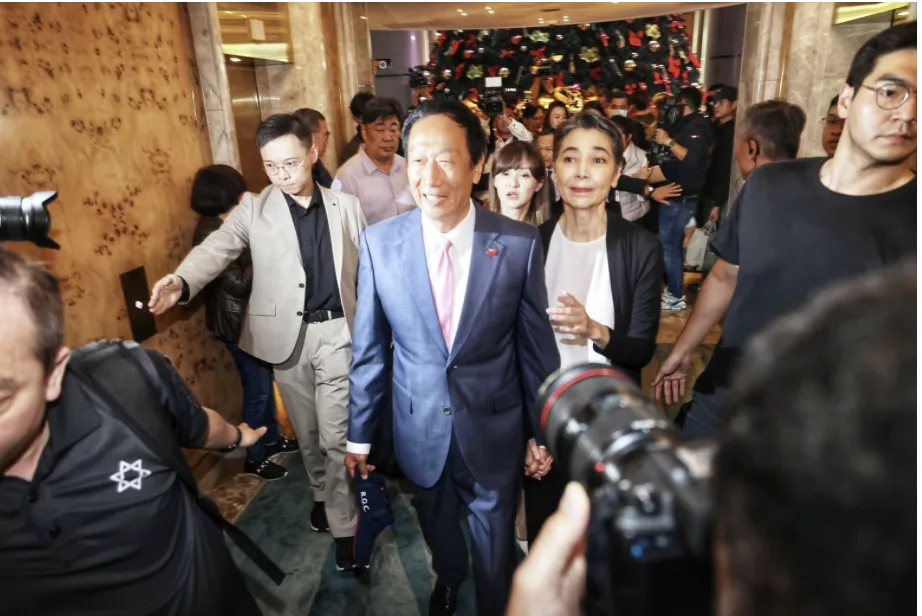 郭台銘與賴佩霞宣布退出總統大選。資料照 