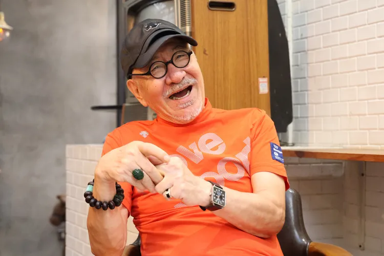 孙情回首过去曾被黑道强压上台的往事。庄宗达摄